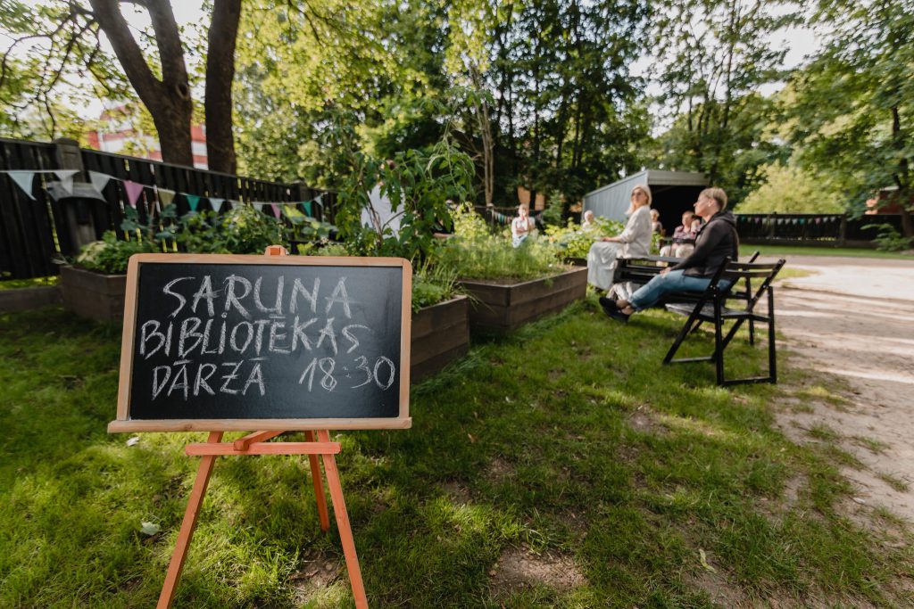 Rīgas Centrālās bibliotēkas Čiekurkalna filiālbibliotēkas dārzs. Foto: Rīgas Centrālā bibliotēka / I. Ruskule 