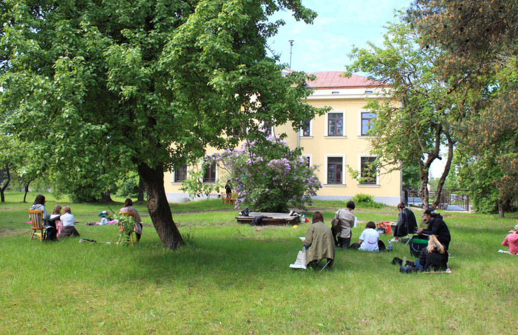 Rīgas Centrālās bibliotēkas Bolderājas filiālbibliotēkas dārzs. Foto: Rīgas Centrālā bibliotēka / Daina Ģeibaka