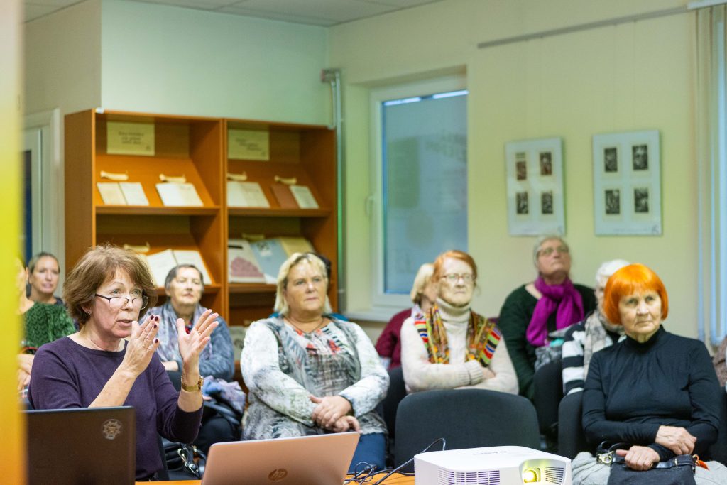 Alberta Kronenberga Slokas bibliotēkas vecākā bibliotekāre Inta Lubēja stāsta par bibliotēkas vēsturi un senāklajiem izdevumiem bibliotēklas krājumā. Foto: Artis Veigurs